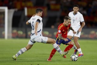 Remo Freuler à la lutte avec l'Espagnol Alejandro Grimaldo